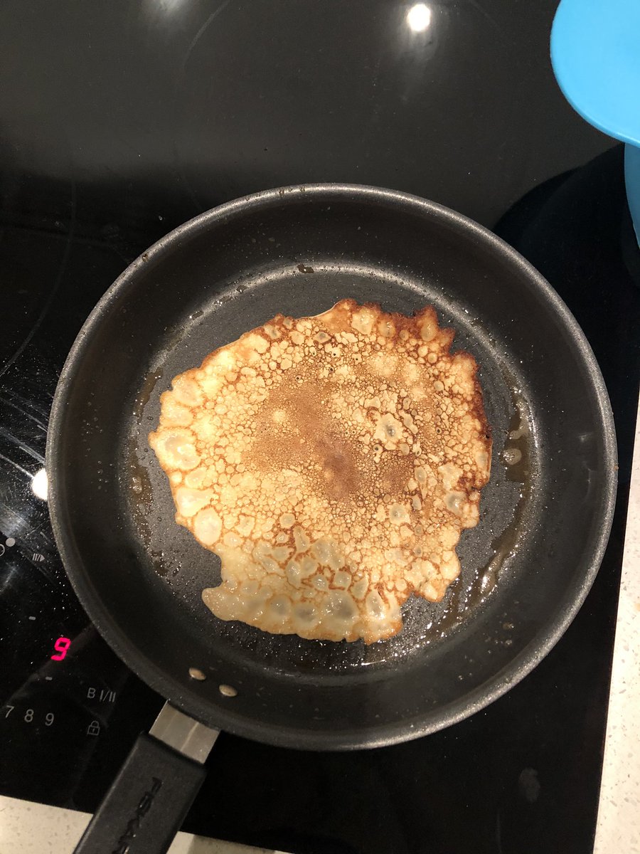 Sunnuntain päätteeksi lettuja 😋 Tässäkin kotoa opitut #perinteet : ei koskaan lettupannulla vaan aina vapaalla kädellä ja mielellään tummat rapeat reunat. Mites sun letut?