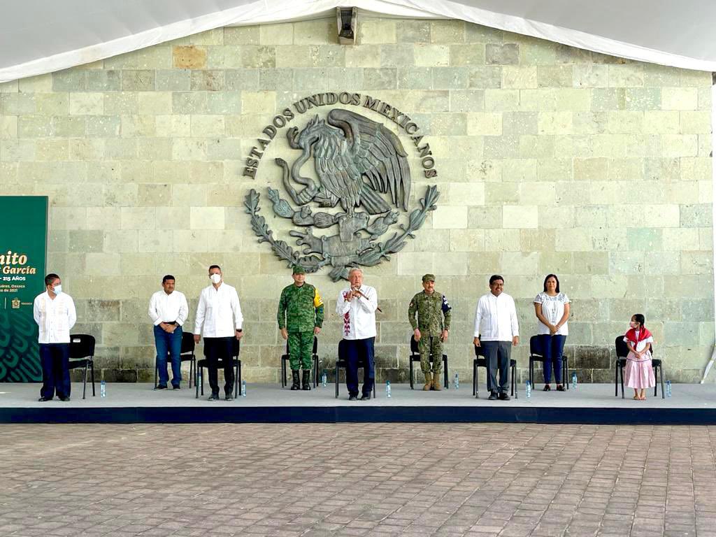 GobiernoMX's tweet photo. El presidente @lopezobrador_ anunció desde Oaxaca que la pensión para adultos mayores se entregará a partir de los 65 años.

Además, incrementaremos año con año la inversión:

De 135 mil mdp en 2021 pasará a 240 mil mdp en 2022, 300 mil mdp en 2023 y 370 mil mdp en 2024. https://t.co/Ovd0qztMHm