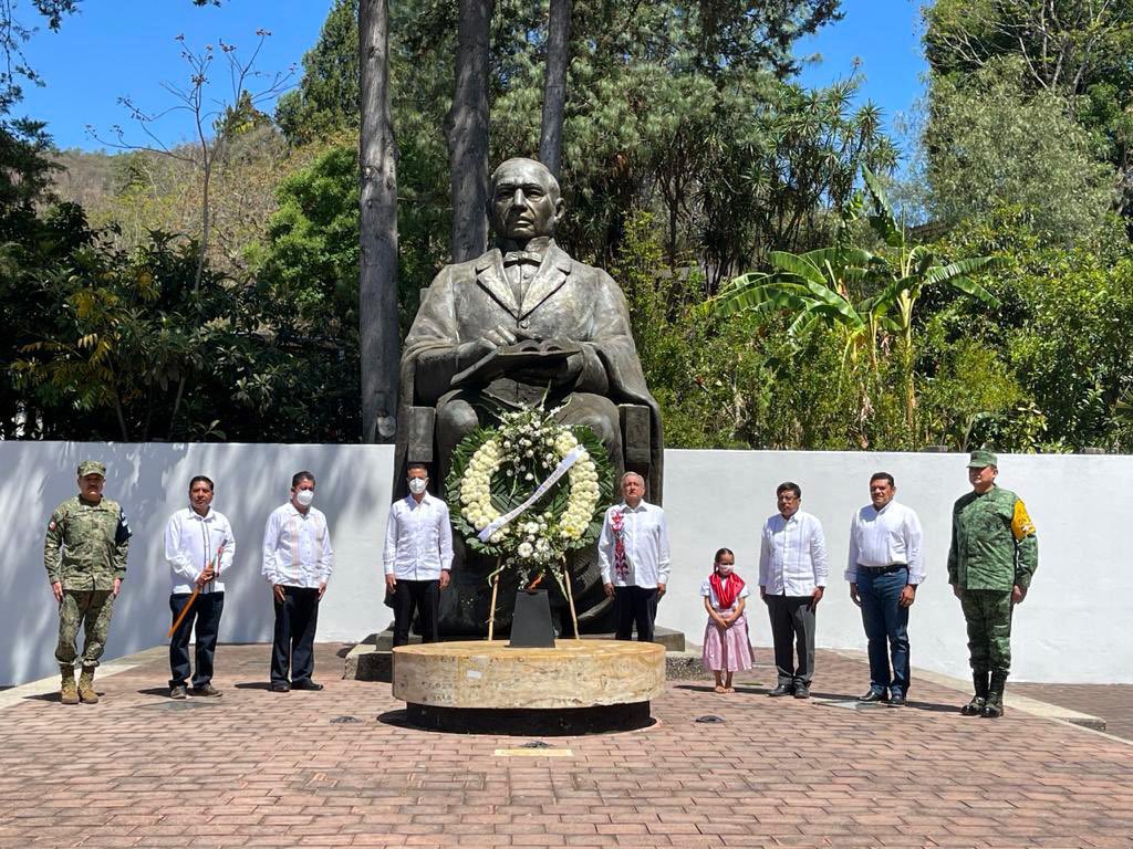 GobiernoMX's tweet photo. El presidente @lopezobrador_ anunció desde Oaxaca que la pensión para adultos mayores se entregará a partir de los 65 años.

Además, incrementaremos año con año la inversión:

De 135 mil mdp en 2021 pasará a 240 mil mdp en 2022, 300 mil mdp en 2023 y 370 mil mdp en 2024. https://t.co/Ovd0qztMHm