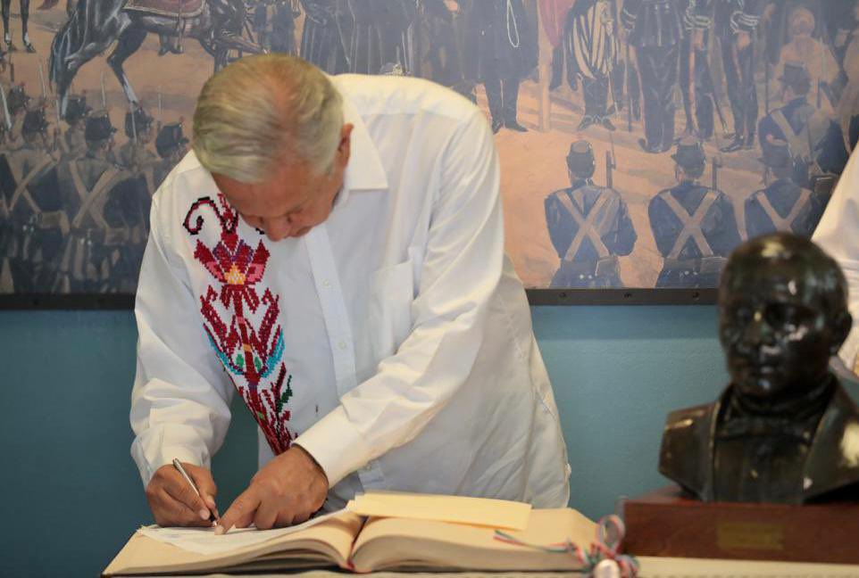 GobiernoMX's tweet photo. El presidente @lopezobrador_ anunció desde Oaxaca que la pensión para adultos mayores se entregará a partir de los 65 años.

Además, incrementaremos año con año la inversión:

De 135 mil mdp en 2021 pasará a 240 mil mdp en 2022, 300 mil mdp en 2023 y 370 mil mdp en 2024. https://t.co/Ovd0qztMHm