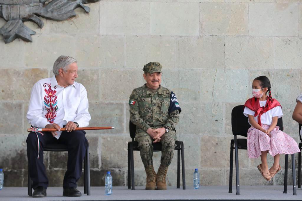 GobiernoMX's tweet photo. El presidente @lopezobrador_ anunció desde Oaxaca que la pensión para adultos mayores se entregará a partir de los 65 años.

Además, incrementaremos año con año la inversión:

De 135 mil mdp en 2021 pasará a 240 mil mdp en 2022, 300 mil mdp en 2023 y 370 mil mdp en 2024. https://t.co/Ovd0qztMHm