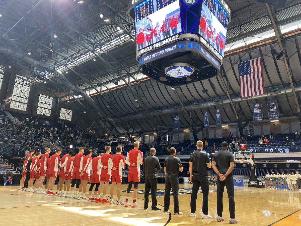 BadgerMBB's tweet photo. 6. National anthem courtesy of our own @madhattersuw 🇺🇸 🇺🇸 🇺🇸
#FieldOf32 » #MarchMadness https://t.co/CRryVE6Fb7