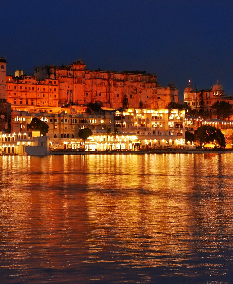 TripsAndLove's tweet photo. Here's a short glimpse of how we spent our Day-1 in #Udaipur.

➡️ Crossed the old alleys, soaked in the magical views of Lake Pichola, spent some time near a "Ghat" &amp; relished some of Rajasthan's delicious savouries, along side the lake-view. 🚣‍♀ @my_rajasthan @incredibleindia https://t.co/ZA9cOIF1Qf