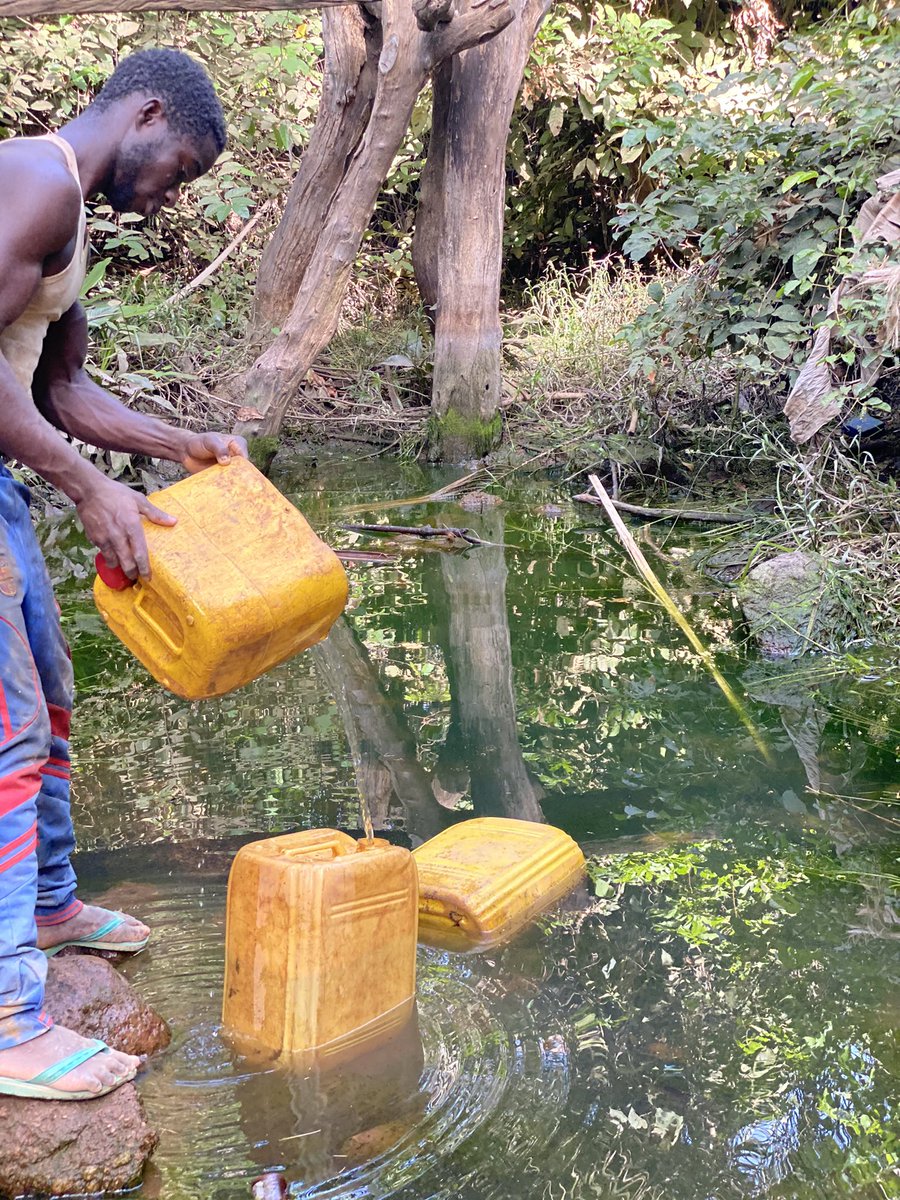 EdgarLoua's tweet photo. Plus proche des communautés locales. Dans le village de #Paragogo les cours d’eaux pollués. Raison: exploitation minière de la bauxite. Déforestation des têtes de sources accélère la disparition des cours d’eaux. Regard sur l’exploitation des mines en Guinée @GouvGN @TinoNabib https://t.co/AvqXvy5xjb