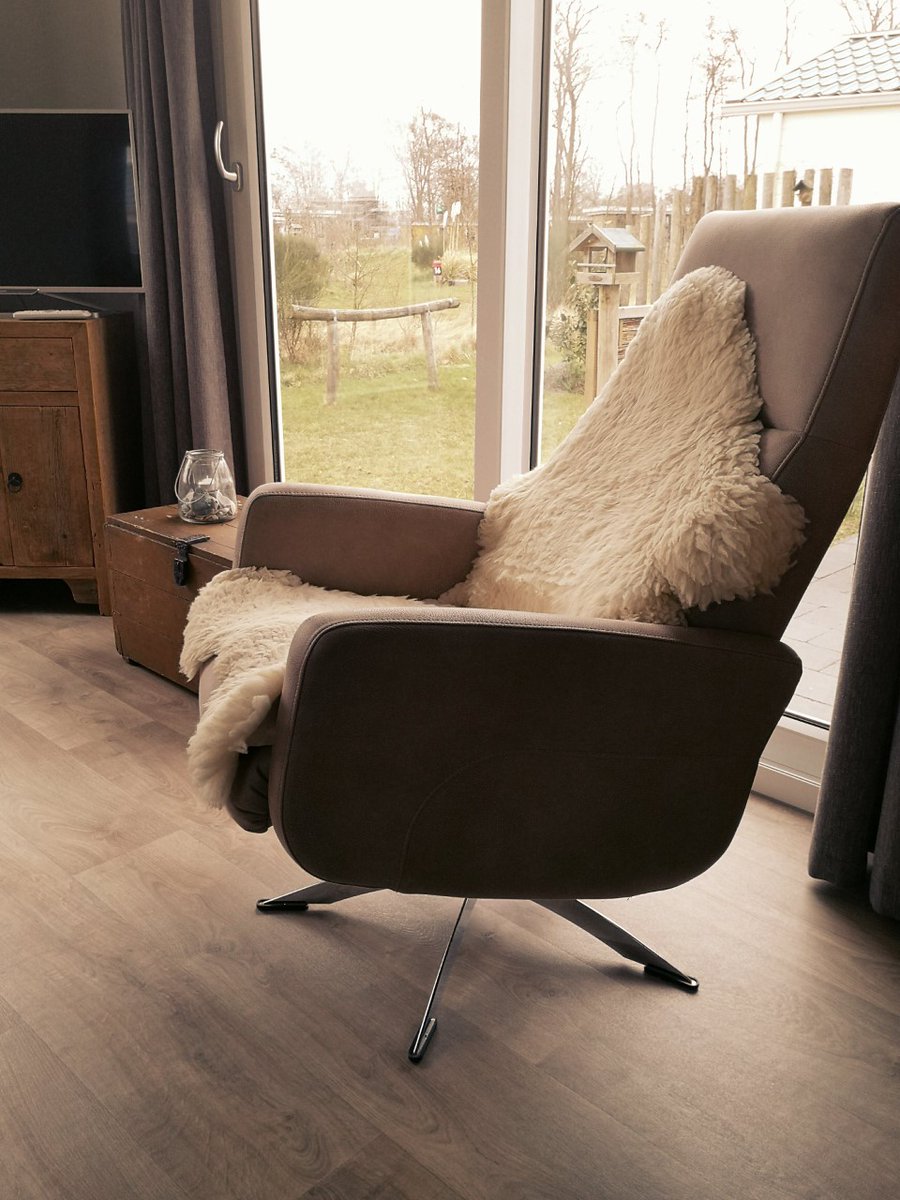 TexelSkeep's tweet photo. Frisse droogbloemen van #Stekconceptstore een lekkere luie stoel en schapen Molly en Mathilde die al staan te wachten, kortom.. Chalet Skéép is klaar voor ontvangst van #Texel liefhebbers. #Bremakker https://t.co/Q47Zrw1hCc https://t.co/flAMZEAWPl