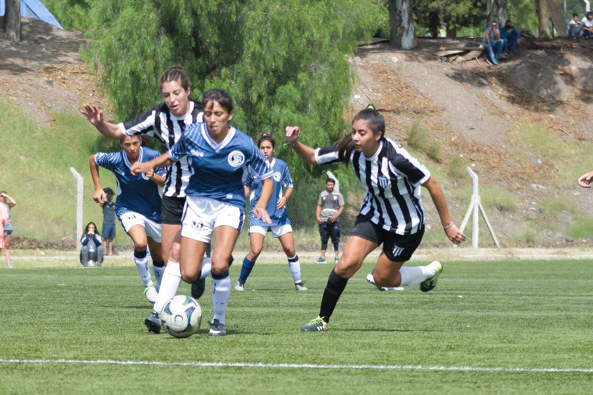 BienestarUNCUYO's tweet photo. ♀️COPA MUJERES LÍDERES
Se jugó la final del Cuadrangular amistoso de fútbol femenino en el @CUncuyo. 
👇👇👇 https://t.co/TwcEhXn5cx