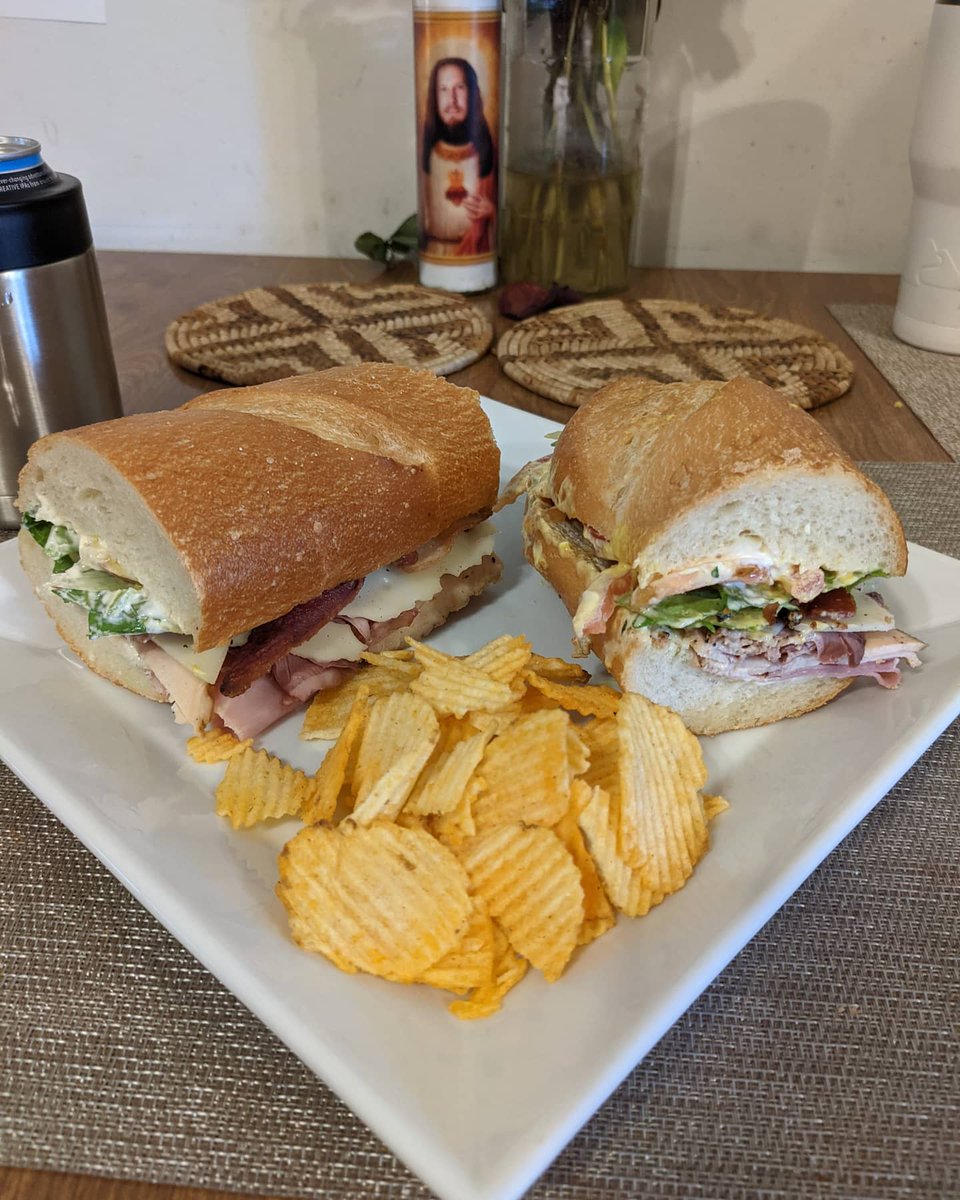 breshnyda's tweet photo. #DoNoDisturb #SandwichSunday https://t.co/Xkpexx648I