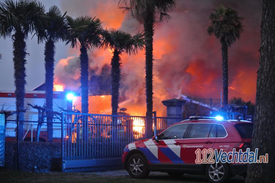 Explosies bij grote brand in schuur #Giethmen. 112Vechtdal.