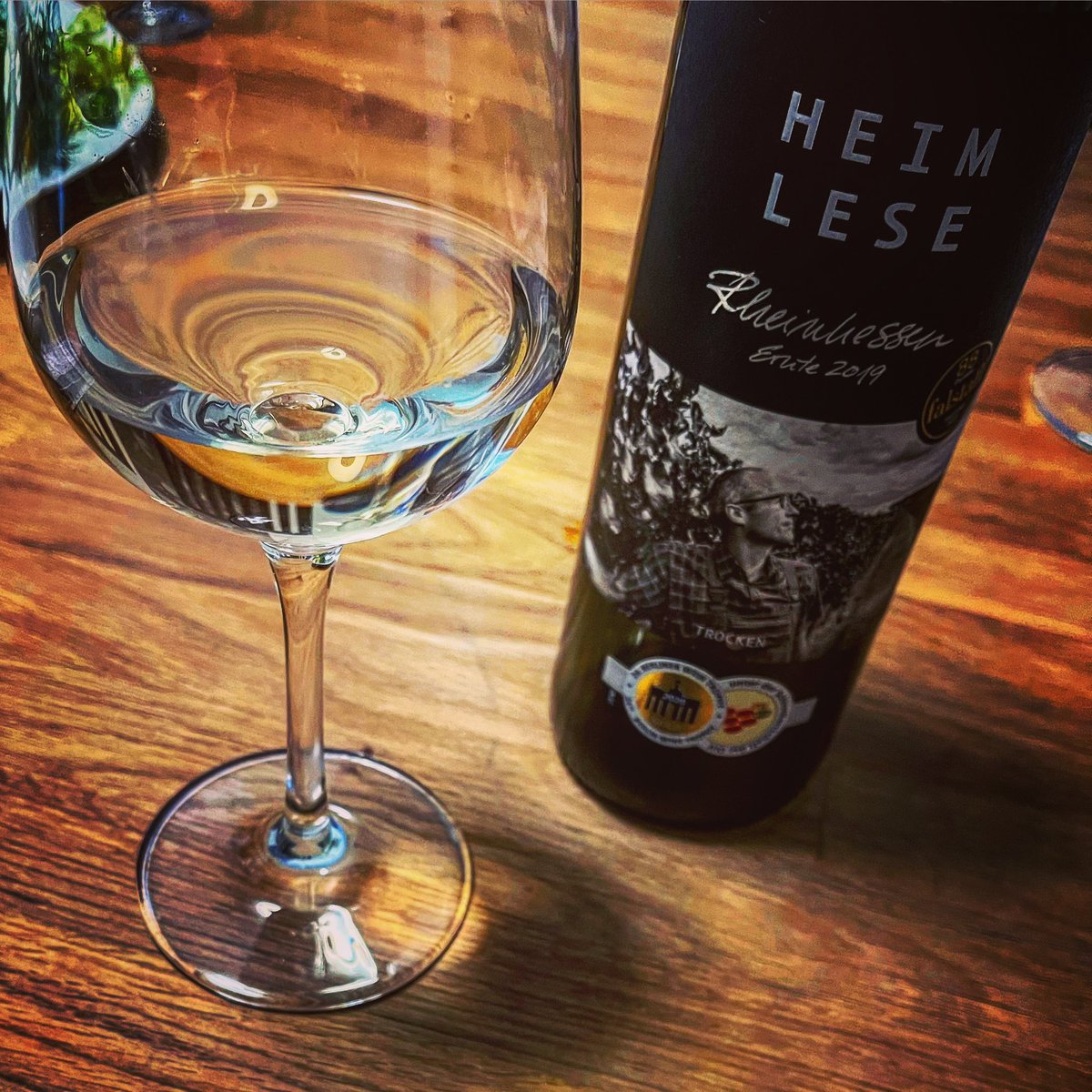 ghvino_de's tweet photo. Zum Essen heute, gab mal eine Cuvée aus Rheinhessen, „Heimlese“, Jahrgang 2019 &amp; der war doch wirklich auch sehr lecker.☀️🌟 / #Rheinhessen #Deutschland 🇩🇪- #wein #weißwein #ghvino 🍷 #weine #weinliebhaber #weinchen #weingenuss #wine #winelover #wineoclock #winetime #winelovers https://t.co/VU3SccVTAJ