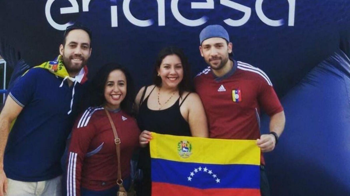 ErrantesP's tweet photo. Cuando te enorgullece tu país, lo celebras donde sea 💛💙❤️⁣

Nelson no se perdió el partido amistoso de baloncesto entre Venezuela y España 2016, en Madrid.⁣
⁣
Vete a YouTube para escuchar la experiencia de este caraqueño en España 🇪🇦⁣

⁣https://t.co/5oON28wQ8b
⁣ https://t.co/RER3h5I0Ml