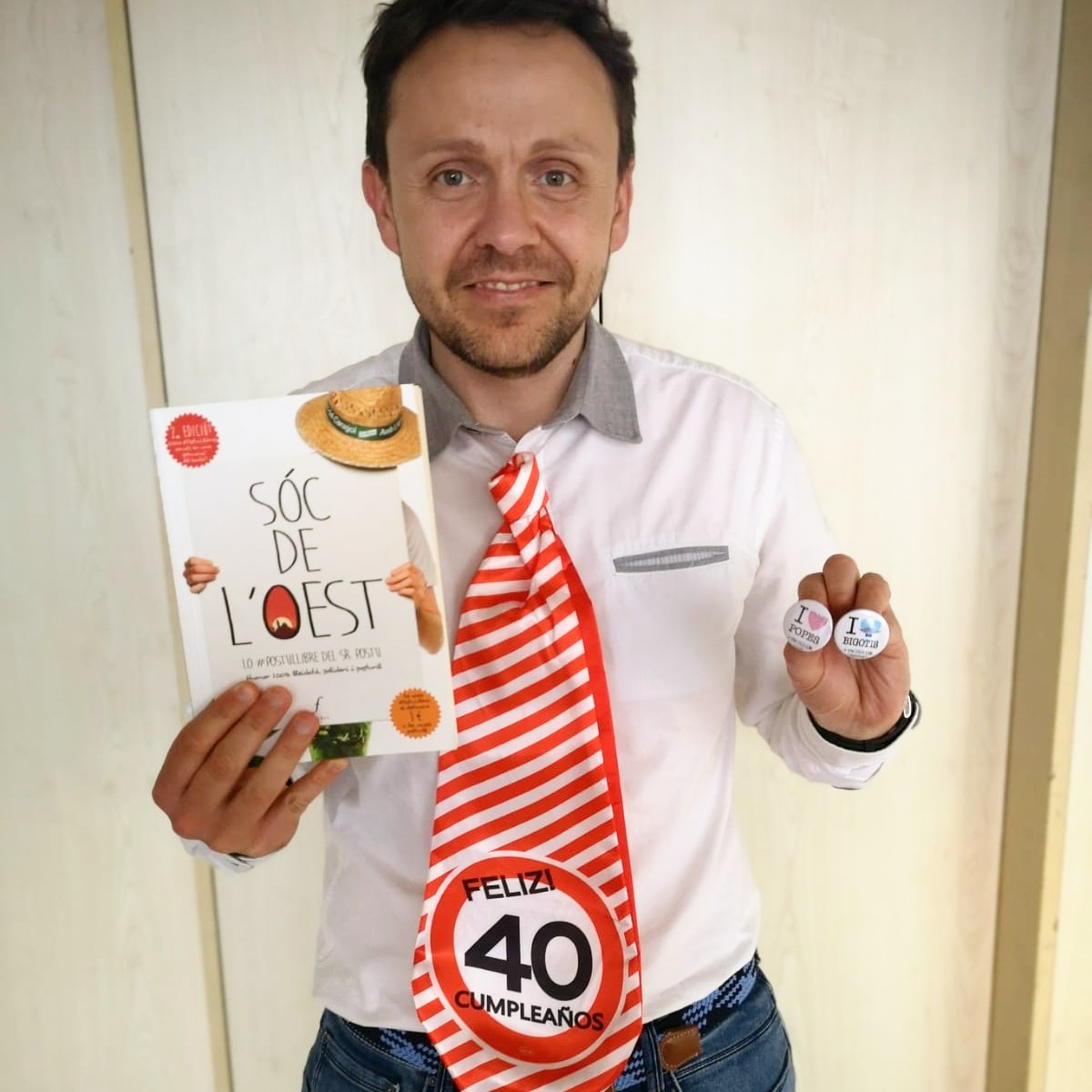 postudelleida's tweet photo. Lo @josepmoga va fer 40 anyets i a casa seua li van regalar unes #PostuXapes solidàries i un #PostuLlibre... ho sento molt tio! 😂 és conya, moltes felicitats i moltes gràcies per col·laborar!! 😊😊👏👏 https://t.co/PM5YUYa0l0