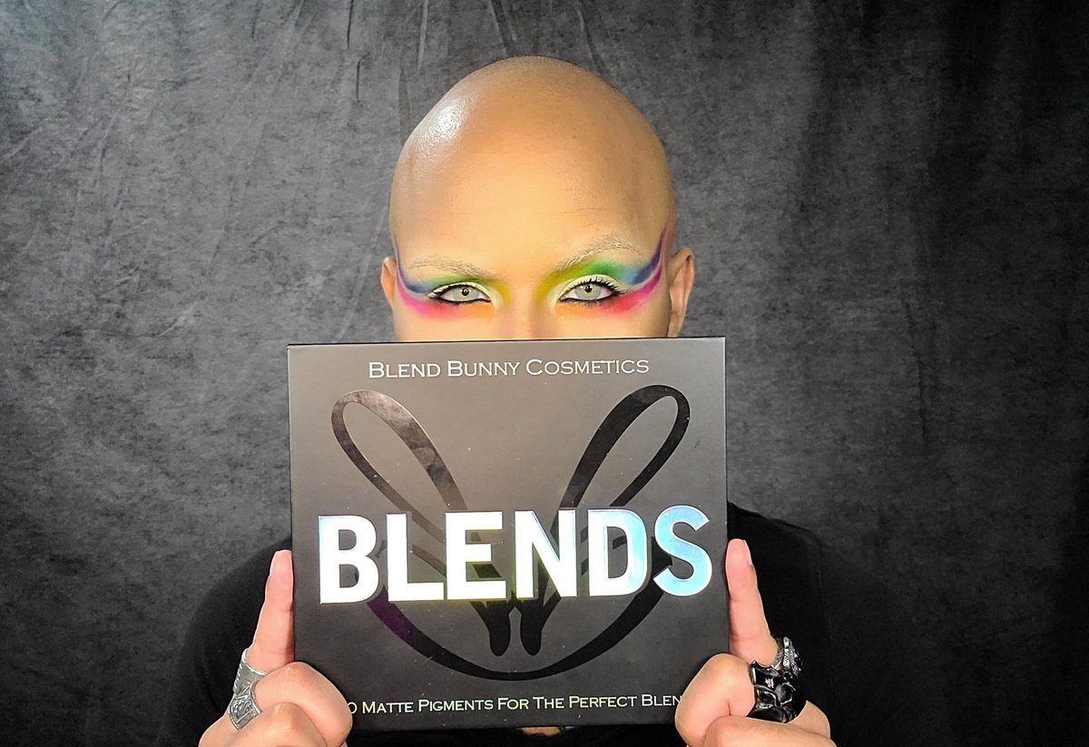 MakeupByStevenT's tweet photo. One word, OBSESSED. The @blendbunnycos Blends palette blew me away. I just finished filming and the video will be up later in the week! Link in bio! 💋 💄 🌈 #makeupByStevenT #MUAnotMUE #makeupartist https://t.co/byabmuSuIv