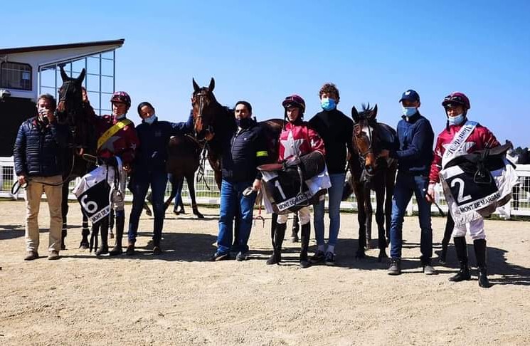 #Obstacle #Exploit
Peut-être une première dans l'Histoire des courses aujourd'hui à Mont de Marsan. Permis d'entraîner, Sylviane Mestries a sellé les 3 premiers du Prix de la Douze (Cross-country) ! Bravo à elle 🔥