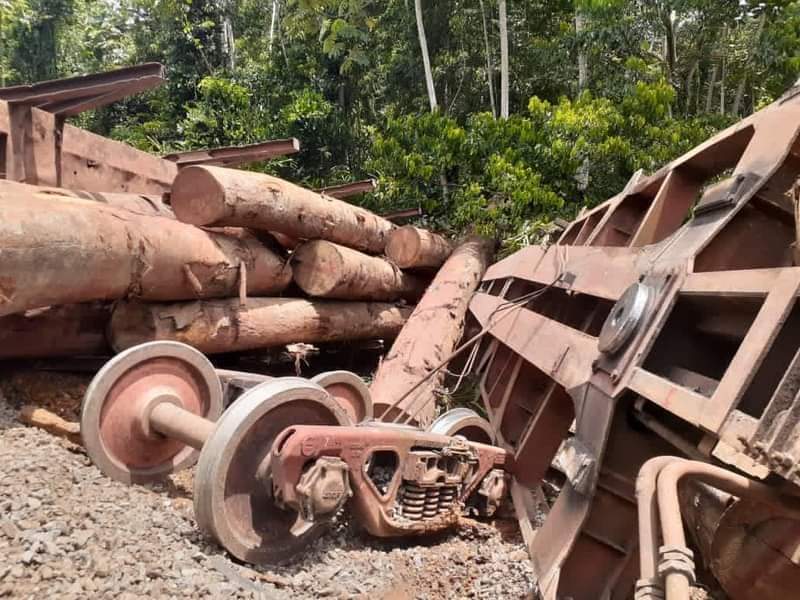 Cosa76's tweet photo. #Gabon 🤣🤣🤣Encore un déraillement de train. Alors @Proparco @AFD_France vous connaissez la politique de la terre brûlée ? Apparemment c'est à l'ordre du jour. Après les Wagon de Manganèse, c'est au Bois de subir les assauts des Resistants Gabonais
@Survie #Setrag @francediplo https://t.co/hWM8r5TDrg