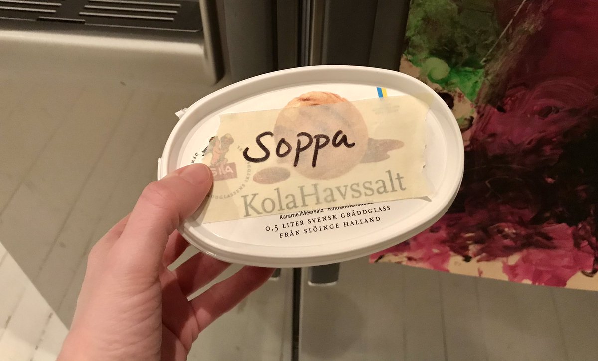 bitsocker's tweet photo. Jag har alltså börjat sätta såna här fejk-lappar på glassen för att lura resten av familjen att det är frysta rester https://t.co/2HorbeZb1L