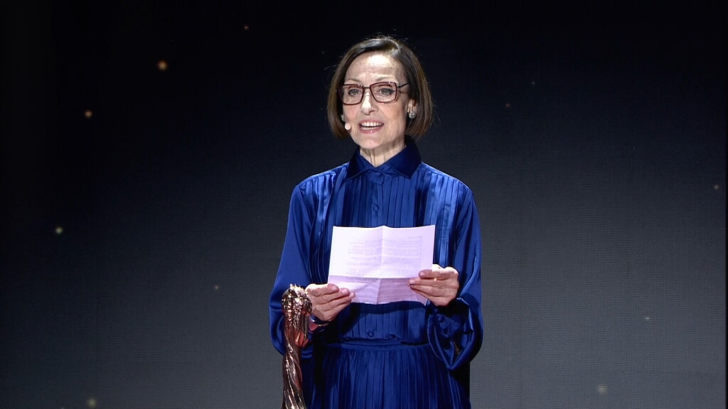 3CatInfo's tweet photo. Carme Elias, Gaudí d'honor: “Vull tenir un pensament per les persones empresonades injustament per defensar un ideal, que es pot compartir o no, però que ha de poder expressar-se amb llibertat en una societat civilitzada com la nostra” https://t.co/kAgWl4aD7e #PremisGaudí https://t.co/5M9fBp443V
