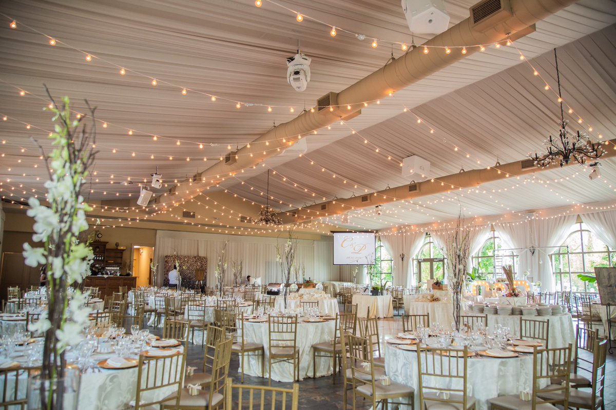 Fun fact: Did you know that there used to be a tent where The Greenhouse is situated? The Greenhouse was erected in 2016 with the intention of maintaining the modern rustic ambience of a tent while providing the amenities of a building!✨💡#caledon #torontowedding #torontobride
