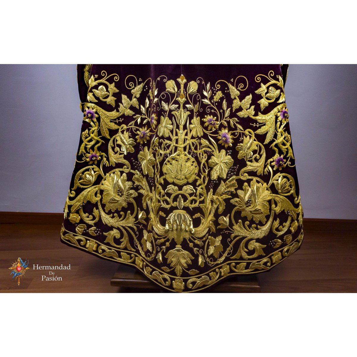 || En imágenes ➡️ 

Así es la “Túnica de la Corona”, obra del taller de bordados de Jesús Rosado bajo diseño de Julio Ferreira. 

📷: Eloy Santiago.