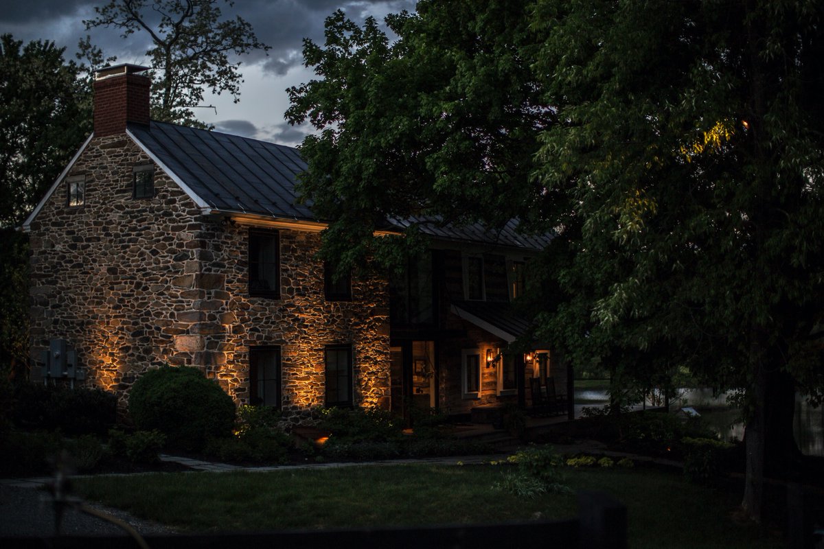DayloomDesign's tweet photo. When this property was built in 1801, electricity was not yet available for homes 💡
200+ yrs later, we gave this rustic yet elegant, historic property in western Loudoun County VA a warm, inviting glow https://t.co/wvAIvmVl6O