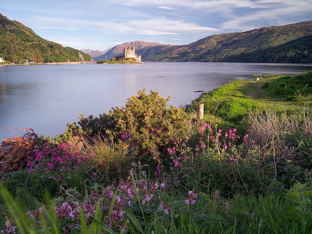 MHughesPhotos's tweet photo. My last image was taken on our way home from the Isle of Harris. This one was taken on the way to Harris. I HAD to stop and photograph Eilean Donan Castle. Eilean Donan is recognised as one of the most iconic images of Scotland. https://t.co/LgZtbmC7md