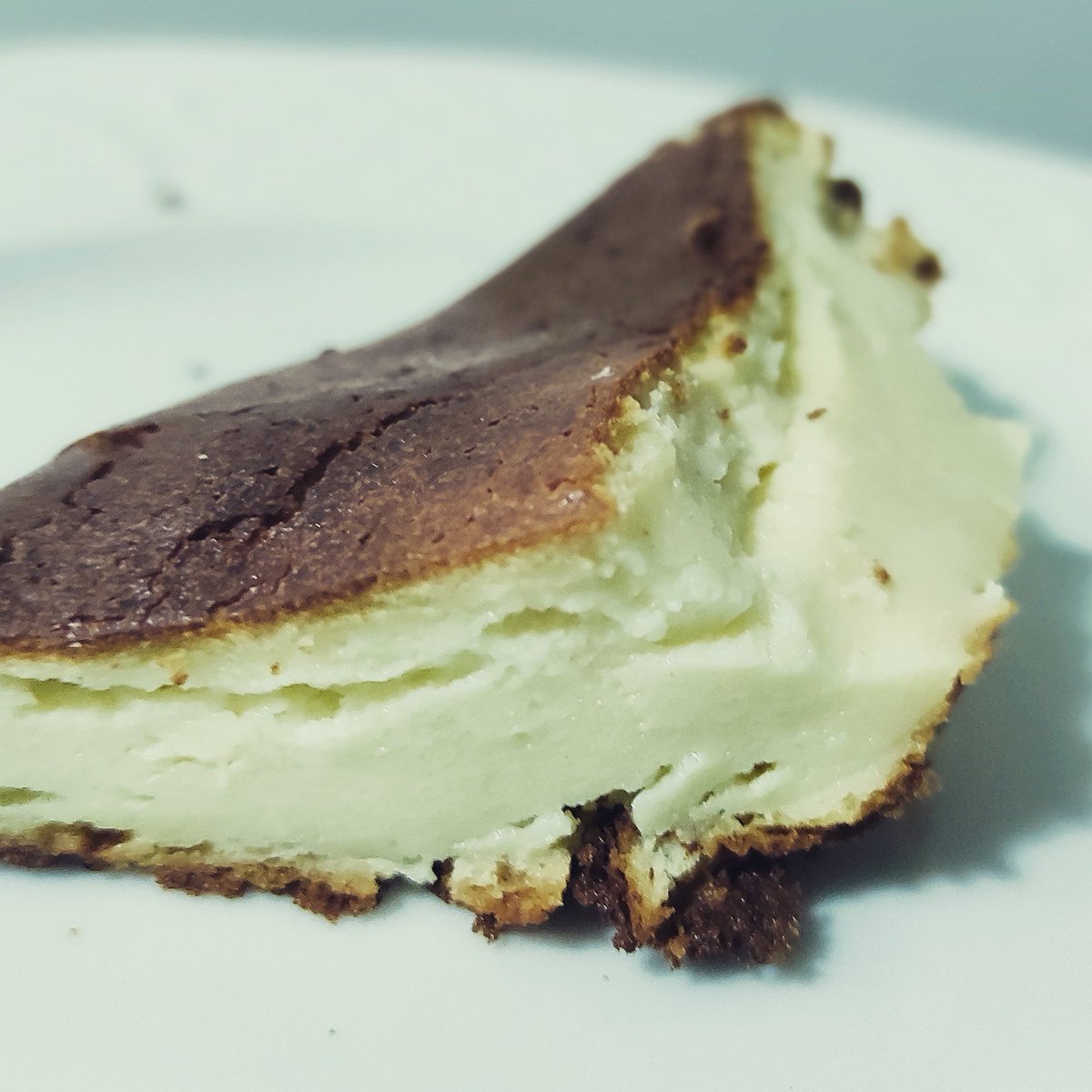 contradiscurso's tweet photo. Torta cremosa de queixo (aka torta "La Viña"), a pesar do lixeiro torrado (👉🏽����🏽) grande textura e ben gorentosa. #ReceitasNovas #Forneando https://t.co/72XLWsrfZe
