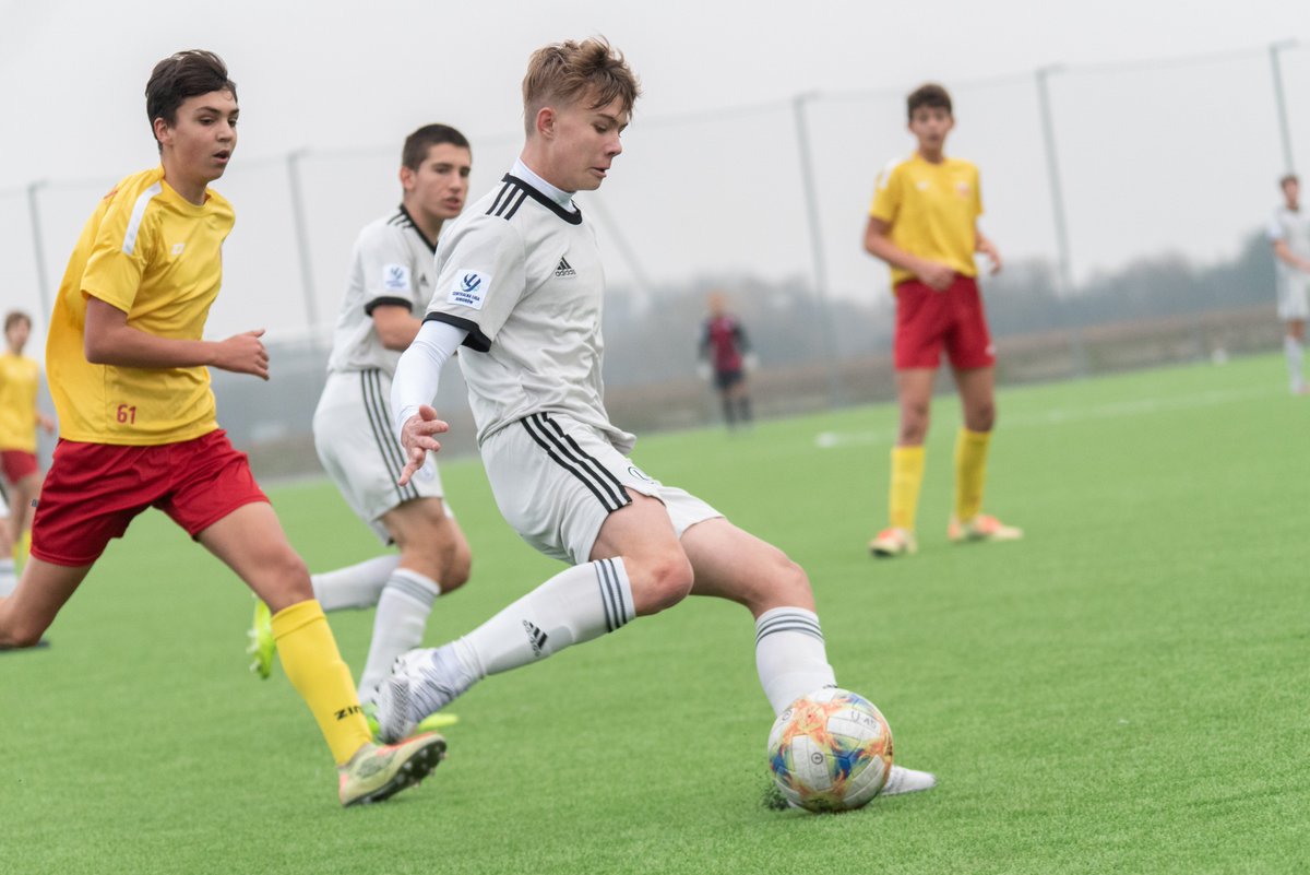 Akademia_Legii's tweet photo. ⚽️ #AkademiaGra! Za nami kolejne spotkania w #CLJ, a także inauguracja rundy wiosennej w rozgrywkach #MZPN 🏆

Co działo się w meczach drużyn Akademii 20 i 21 marca? 🤔

Podsumowanie weekendu
➡️ https://t.co/MVAl8YRusG

📸 @AleksandraWor https://t.co/r6LjRJ1dav