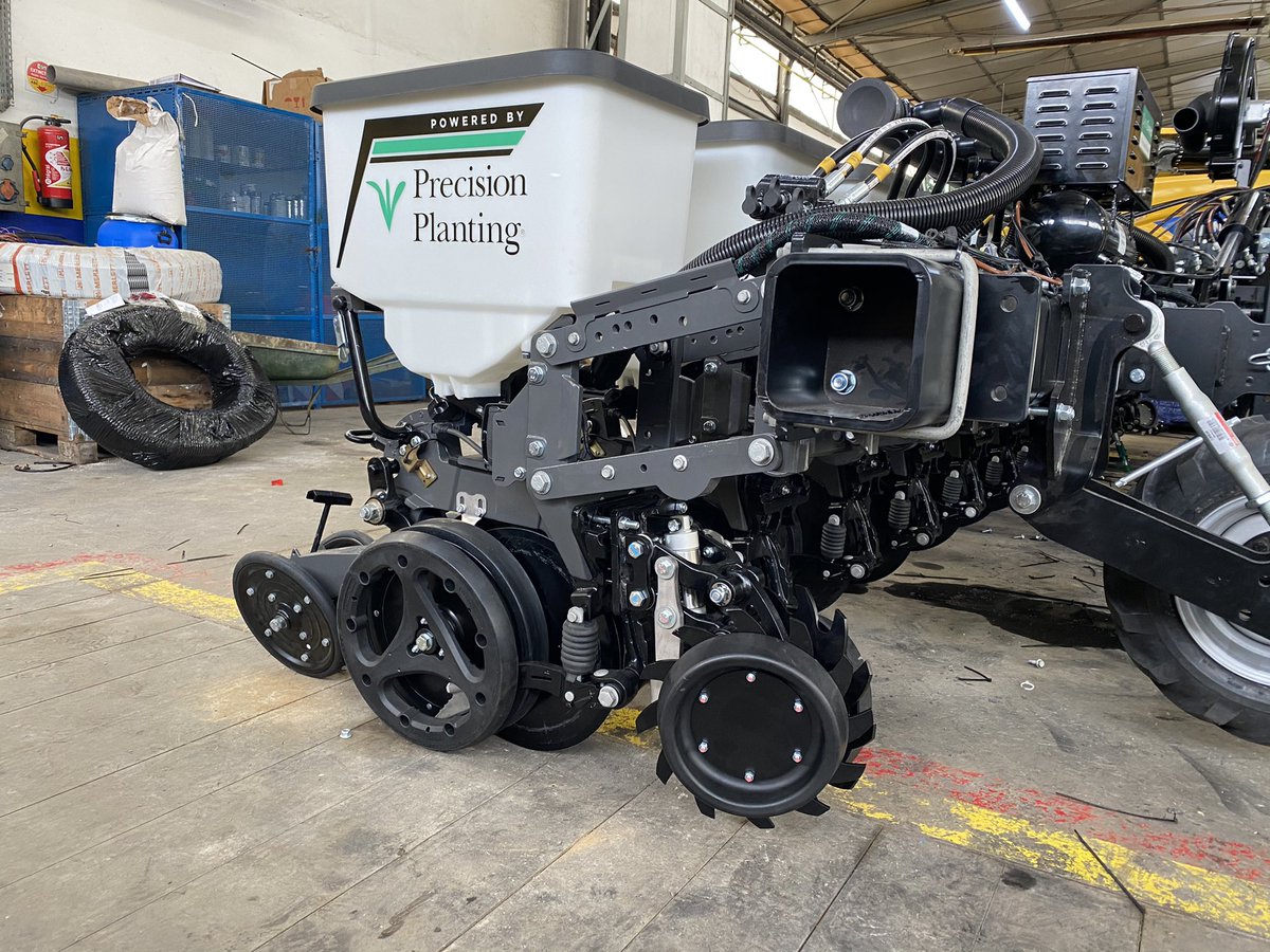 Dernière ligne droites dans le montage des semoirs <a href="/PrecisionPlant/">Precision Planting</a> deux sont finis et un troisième est en cours de montage. 
Vivement le semis dans quelques jours !! 
@PrecisionBenoit <a href="/HorizonAgri/">Horizon Agricultural Machinery Ltd</a>