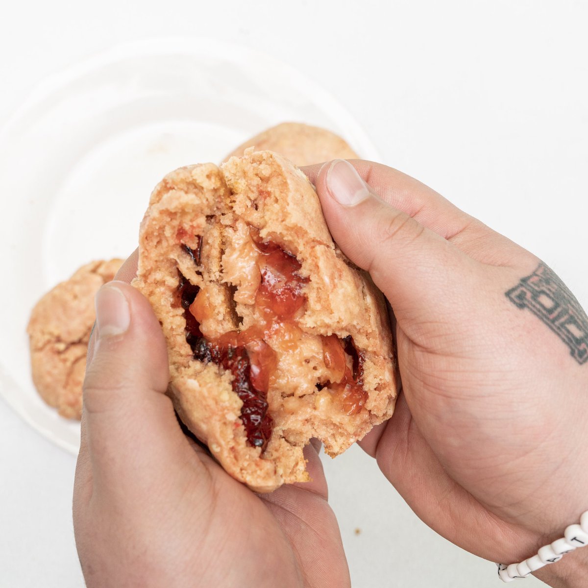 March drop! Cookies are way way bigger now too 🤤 , look at my hand these things big ! Grab some before they sell out , lucky charms 🍪 peanut butter and chocolate 🍪, cinnamon rolls stuffed 🍪 pop tart &amp; jelly 🍪 grab before they sell out ship all over 🇺🇸 nickygordossweettreats.com