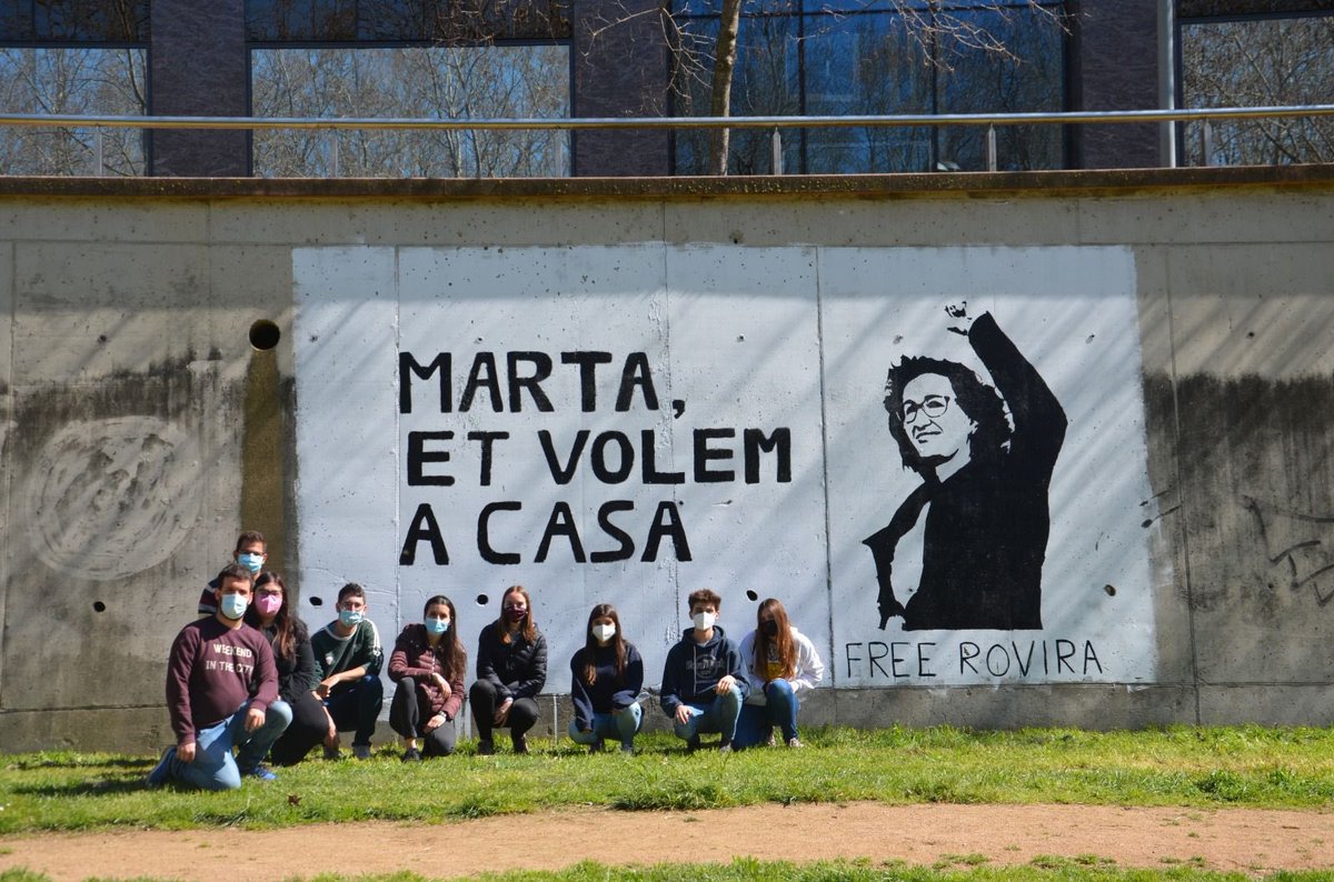 🔴 Avui, per recordar que farà 3 anys que la <a href="/martarovira/">Marta Rovira Vergés</a> va haver de marxar a l’exili, hem fet aquest mural a Vic! 🔝#freerovira #FreeThemAll