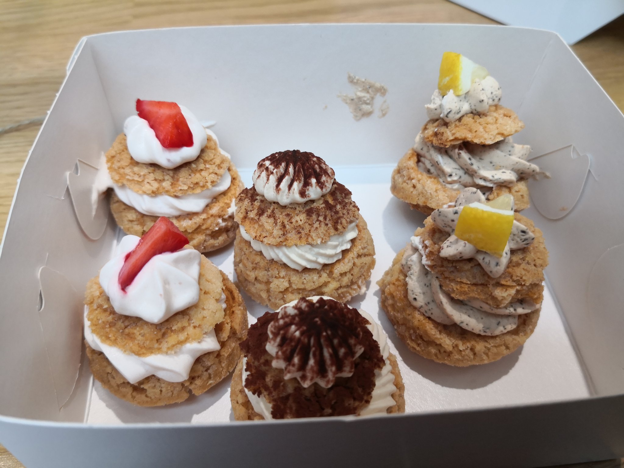 Keiichi Umezaki 先日どなたかが ご紹介されていたlagom Cakery のシュークリーム を本日購入してみました 可愛いシュークリームが6個 そんなに甘くもなく 私には絶妙な美味しさでした また 買いたいと思います T Co W2s9houd0q Twitter
