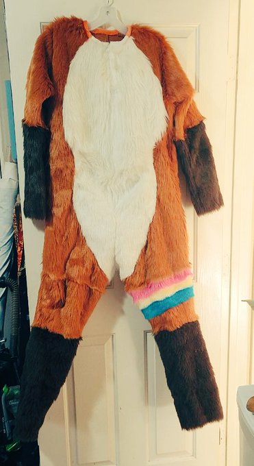 And now the body, I'm a happy happy fox #fursuit #fursuiter #furry https://t.co/lMH6PpcBsP<a href="/tag/fursuit"class="tags">#fursuit</a><a href="/tag/furry"class="tags"><span>#furry</span></a><a href="/tag/fursuiter"class="tags"><span>#fursuiter</span></a>