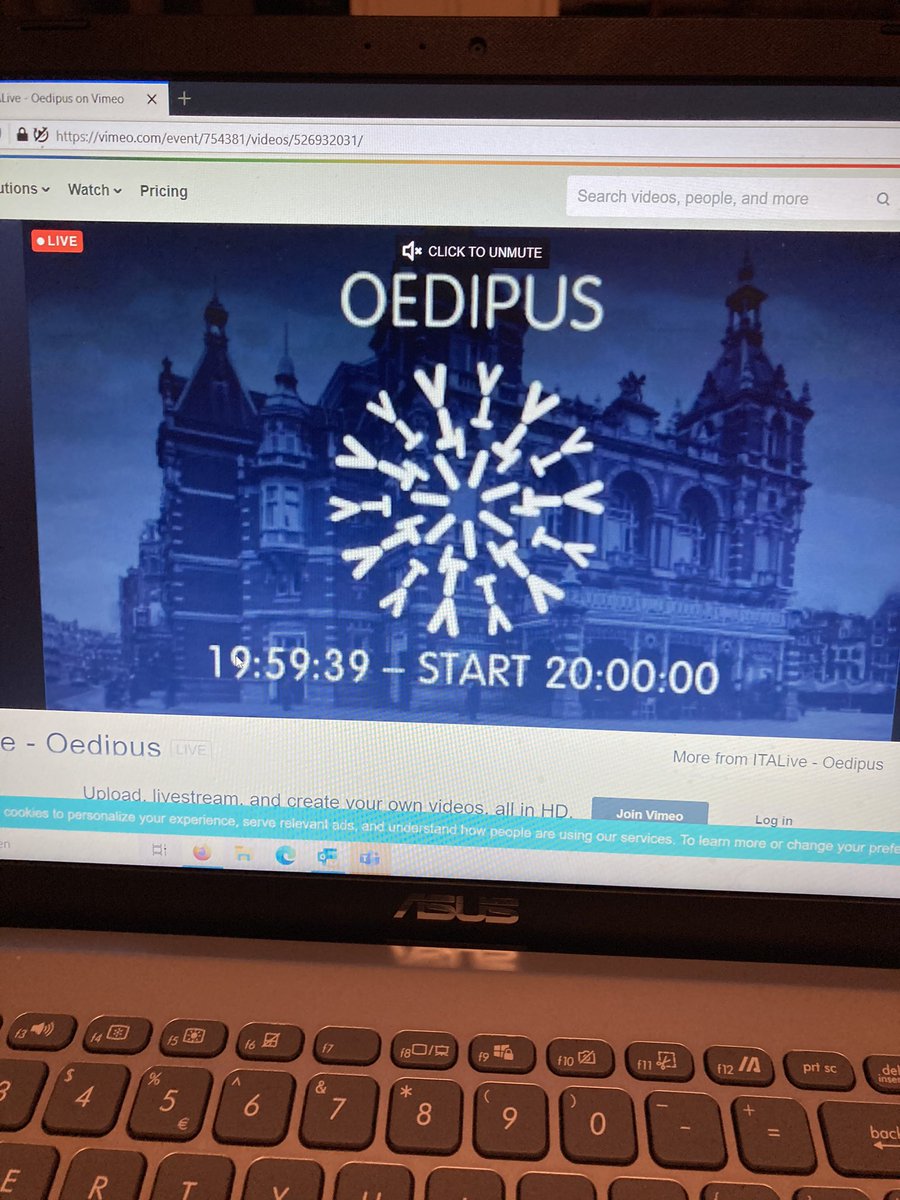 jan_hoekema's tweet photo. Tsja, vroeger ging je na (te) haastig eten en racen naar Amsterdam, net op tijd voor toneelstuk , nu 5 m voor aanvang trap op naar live stream #Oedipus. Mooi hoor en dank @ITAensemble @Ivovanhove #HansKesting @robertwicke en spelers ! Toch ook verlangen naar live in het theater https://t.co/kGRp5uRyxI