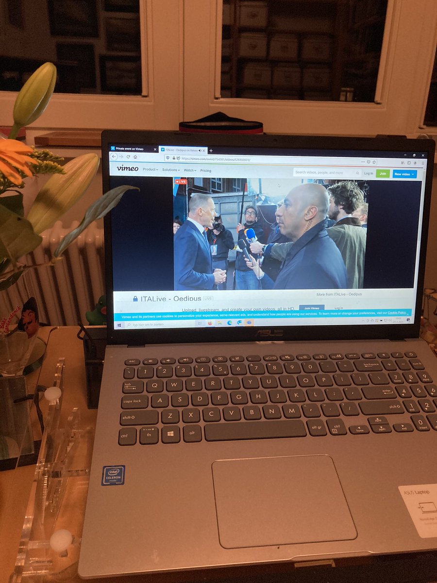 jan_hoekema's tweet photo. Tsja, vroeger ging je na (te) haastig eten en racen naar Amsterdam, net op tijd voor toneelstuk , nu 5 m voor aanvang trap op naar live stream #Oedipus. Mooi hoor en dank @ITAensemble @Ivovanhove #HansKesting @robertwicke en spelers ! Toch ook verlangen naar live in het theater https://t.co/kGRp5uRyxI