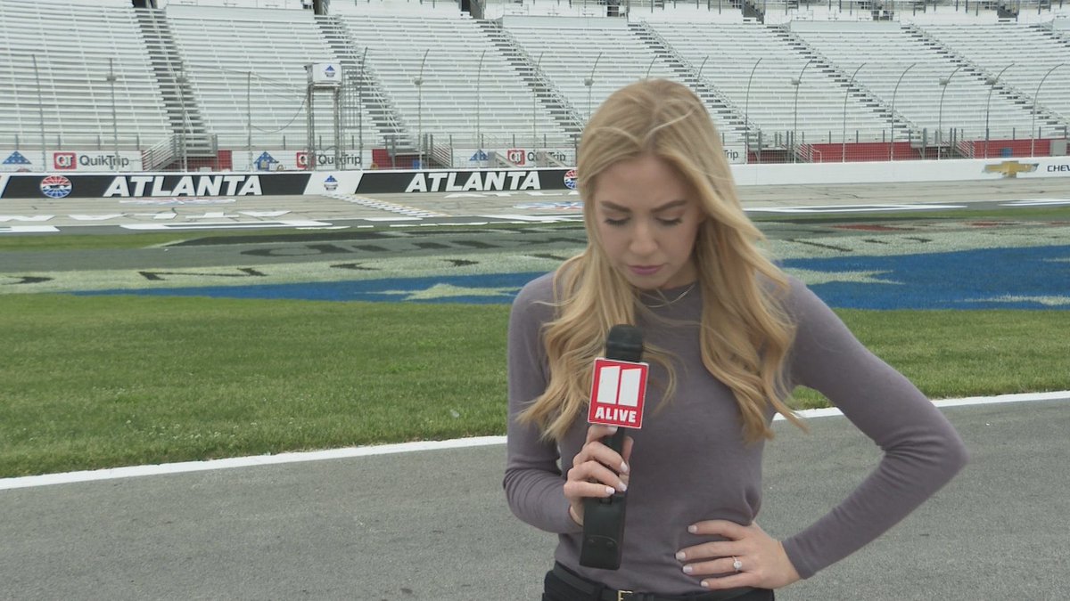 Ria_Martin's tweet photo. 1 year ago I was at ⁦@amsupdates⁩ realizing sports was slowing going away temporarily. It was a sad moment. A happy moment today for the #FoldsofHonorQuickTrip500! Glaze there for us today. Let’s see what happens at AMS! https://t.co/HjpJW3rJoT