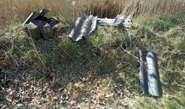 Asbest platen gedumpt aan de Langeweg in #Schijndel - ..