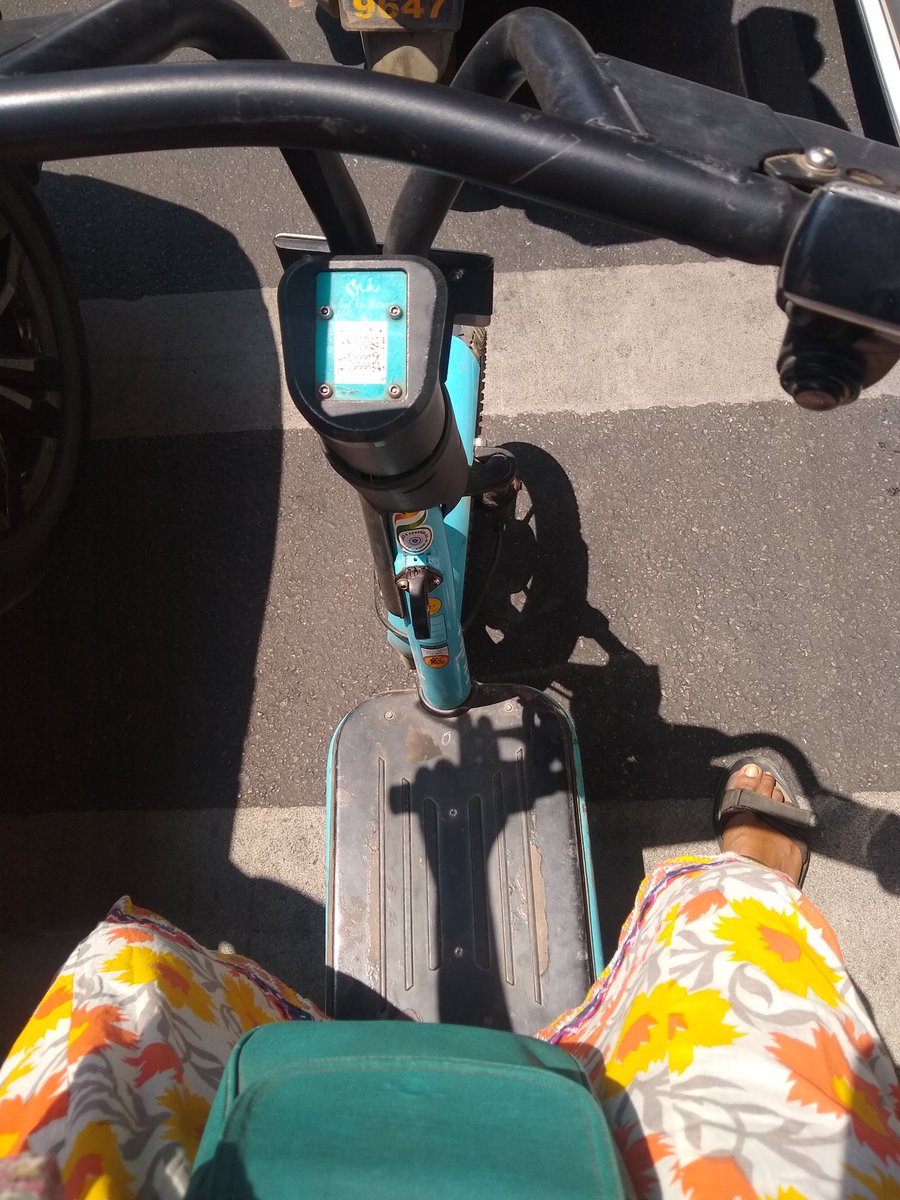 abhignarigala's tweet photo. The famous Hosa Road signal.. The cycle took me from tail end to front through the thick traffic in a minute. Crossed the signal in 5 min, personal record time. Rode 10 km in 25 min, as good as petrol bike π #BetterByCycle #BetterByBus https://t.co/rVlWUY2BqG