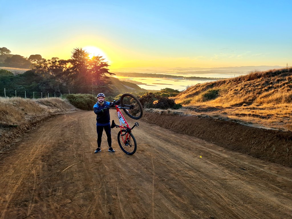 galovargastvu's tweet photo. Nunca pensé que me levantaría un domingo antes de las 7AM para lograr esto 🚲❤

En otros tiempos llegaba a la casa un domingo a esa hora 🤣 https://t.co/BUYYlYYVsg