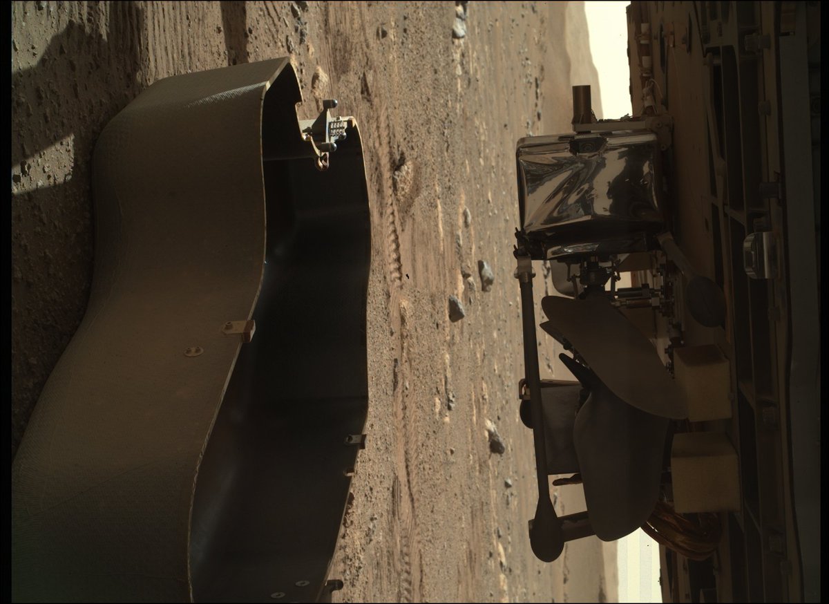 universo_Tv_'s tweet photo. ⚫ Que momento pela primeira vez podemos observar o helicóptero Ingenuity em Marte. 🔭
🚀 O rover @NASAPersevere largou a tampa para revelar o pequeno helicóptero coaxial contra-rotativo.
Chamada de #Ingenuidade, a nave está preparada para realizar o primeiro vôo. 🔴 https://t.co/QCaeLcXrZB