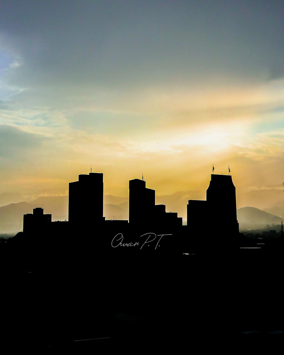 Omar_Portela98's tweet photo. Atardeceres.
.
.
.
.
.
.
#sunset #medellin #roadtrip #photography https://t.co/Q2VVHLJwel