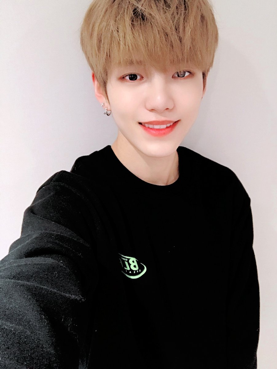 vericrazy_'s tweet photo. ❛ 𝐋𝐞𝐭'𝐬 𝐬𝐡𝐨𝐰 𝐰𝐡𝐨 𝐰𝐞 𝐚𝐫𝐞 ! ( % ) verıcrαzч song updαte : dα̈mon's choıce. | #1stAnniversarIZ #IzLightstick

 [#DM_Playlist] Esta vez no solo dire que echen un vistazo a la música de estas chicas sino que también les mostraré su regalo, ya tienen un nuevo fan. !¡ https://t.co/tX838NtaHL