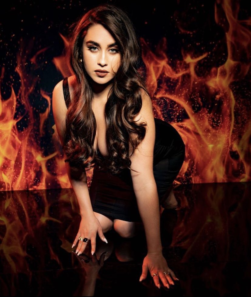 laurenskyIine's tweet photo. con la existencia de lauren jauregui 
ser heterosexual dejó de ser una opción https://t.co/Me6r8JAChY