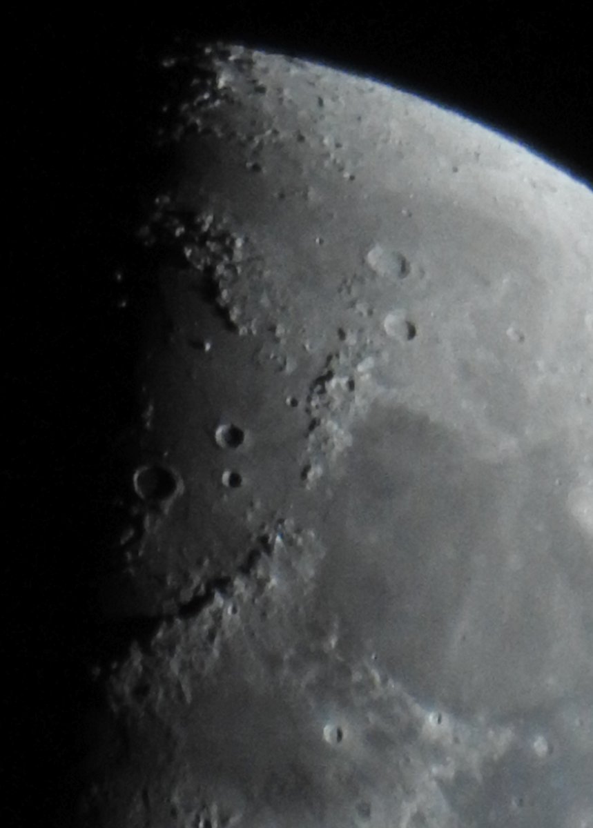 OhmanTeemu's tweet photo. 1/2 #Kuu #Äänekoski'lla tuulen heiluttaessa jalustaa tänä iltana. Altaista #Imbrium on hyvin näkyvissä. Yön ja päivän rajalla eteläpuoliskolla näkyy hienosti #Deslandres, lähipuolen nimetyista kraattereista kolmanneksi suurin. Se saattoi olla #Galileo #Galilei'n piirtämä...
#Moon https://t.co/JqUO5QBG9n