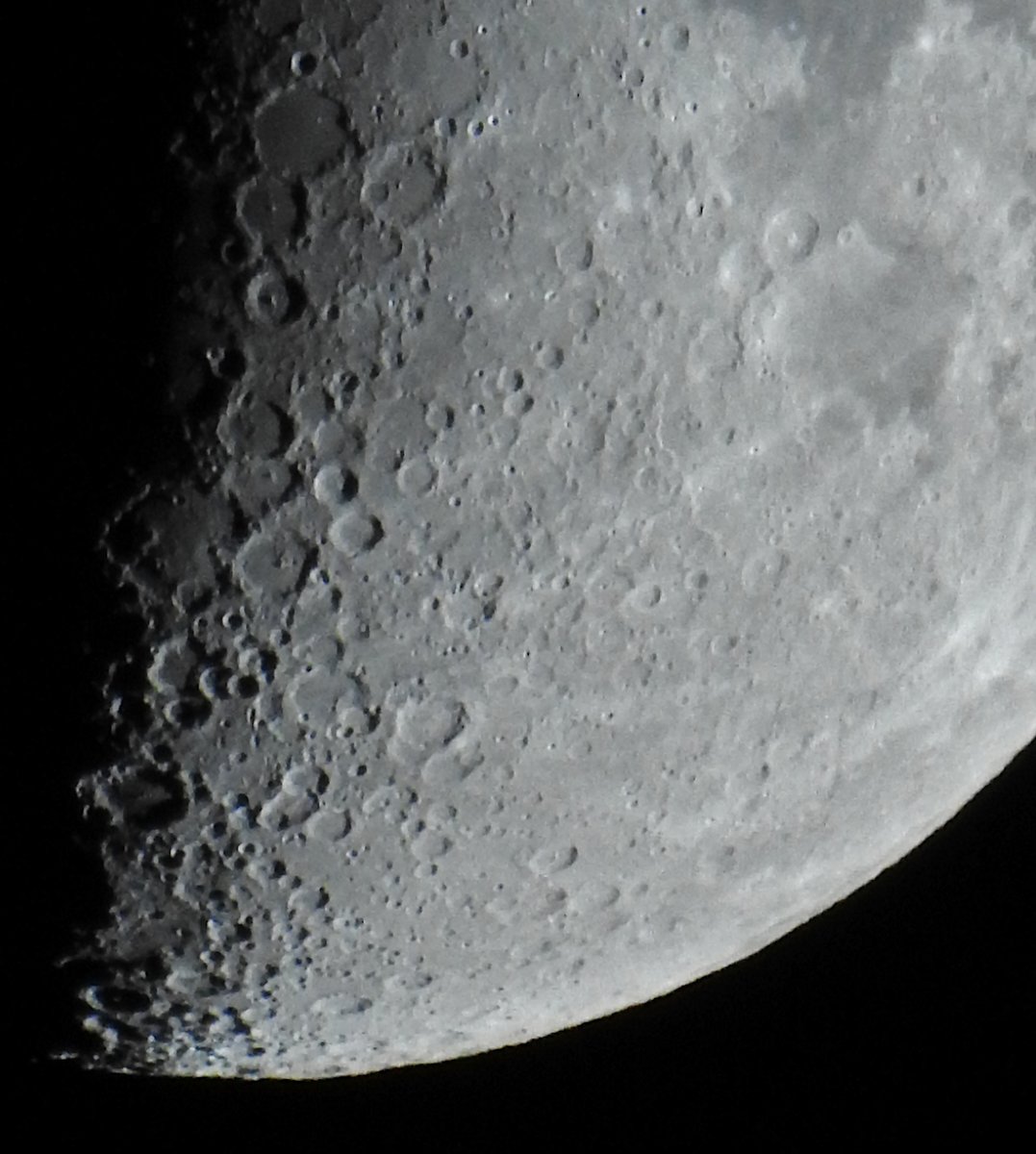 OhmanTeemu's tweet photo. 1/2 #Kuu #Äänekoski'lla tuulen heiluttaessa jalustaa tänä iltana. Altaista #Imbrium on hyvin näkyvissä. Yön ja päivän rajalla eteläpuoliskolla näkyy hienosti #Deslandres, lähipuolen nimetyista kraattereista kolmanneksi suurin. Se saattoi olla #Galileo #Galilei'n piirtämä...
#Moon https://t.co/JqUO5QBG9n