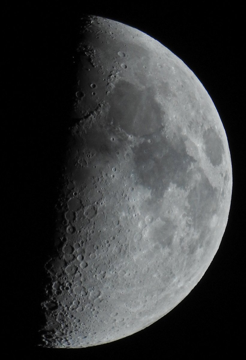 OhmanTeemu's tweet photo. 1/2 #Kuu #Äänekoski'lla tuulen heiluttaessa jalustaa tänä iltana. Altaista #Imbrium on hyvin näkyvissä. Yön ja päivän rajalla eteläpuoliskolla näkyy hienosti #Deslandres, lähipuolen nimetyista kraattereista kolmanneksi suurin. Se saattoi olla #Galileo #Galilei'n piirtämä...
#Moon https://t.co/JqUO5QBG9n