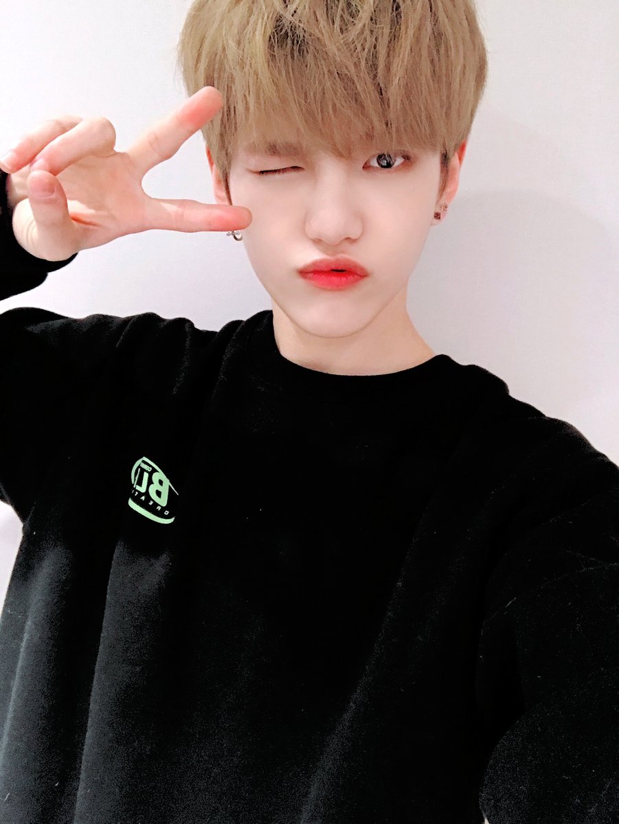vericrazy_'s tweet photo. ❛ 𝐋𝐞𝐭'𝐬 𝐬𝐡𝐨𝐰 𝐰𝐡𝐨 𝐰𝐞 𝐚𝐫𝐞 ! ( % ) verıcrαzч song updαte : dα̈mon's choıce. | #5MwithOnO #blOssOmYaYa

 [#DM_Playlist] Also, hoy vengo animado como para hacer varias recomendaciones y estos chicos también me han sorprendido demasiado con su música. !¡ https://t.co/A89wsh1hOh