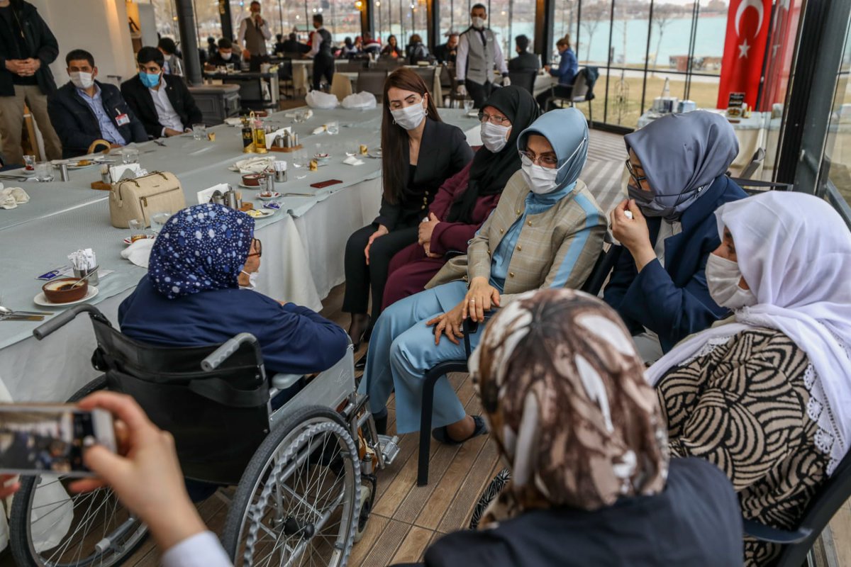 Sayın Valimiz Mehmet Emin Bilmez ve eşi Meral Bilmez, 18-24 Mart Yaşlılar Haftası münasebetiyle yaşlılar ile bir araya geldi.
<a href="/valibilmez/">Mehmet Emin Bilmez</a>

Haberin detayları için 👉van.gov.tr/vali-bilmez-ve…