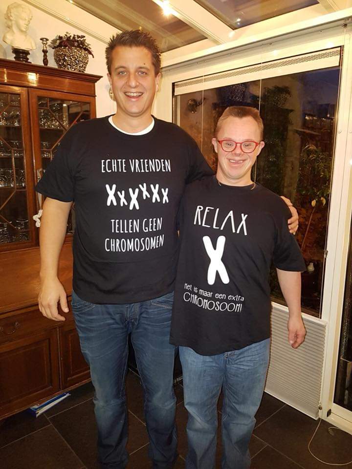 De foto is al wat jaren oud, maar onze vriendschap onverminderd groot! Mijn lieve broer!#WorldDownSyndromeDay
