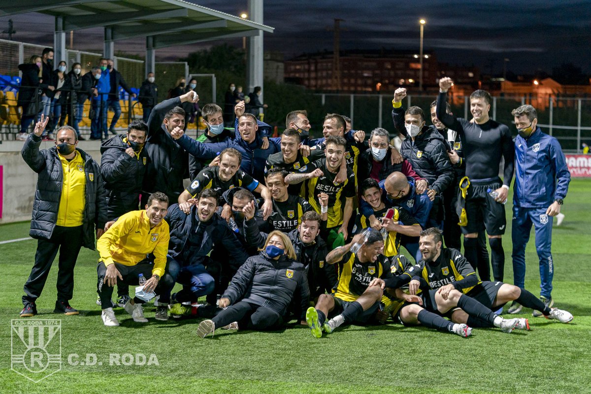 cdroda's tweet photo. //Destacados\\

Así ha celebrado el #CDRoda al completo su histórica clasificación para la fase de ascenso a #segundarfef tras vencer 2-0 al Silla CF

¡¡¡ Vaya equipazo !!!

#SomRoda #FemRoda #SomDePlayoff https://t.co/dVZA3SyFuZ