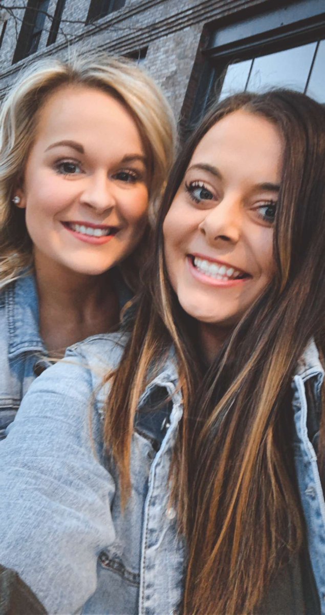mariahlesh22's tweet photo. Jean jacket crew @britttanybabe https://t.co/0NZf8vx0UK