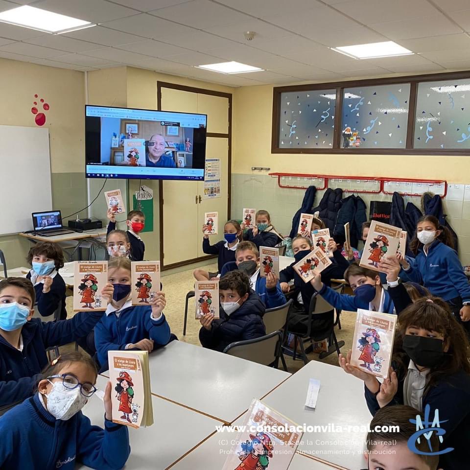 consolacionv's tweet photo. I amb Juane Gumbau també vam poder parlar del llibre #ElViatgeDeLlunaALesMuntanyes.

Quin llibre més interessant i quin escriptor més amable! 🥰👏

#ConsolaciónEduca #Muévete https://t.co/Fm0EHZeeBG